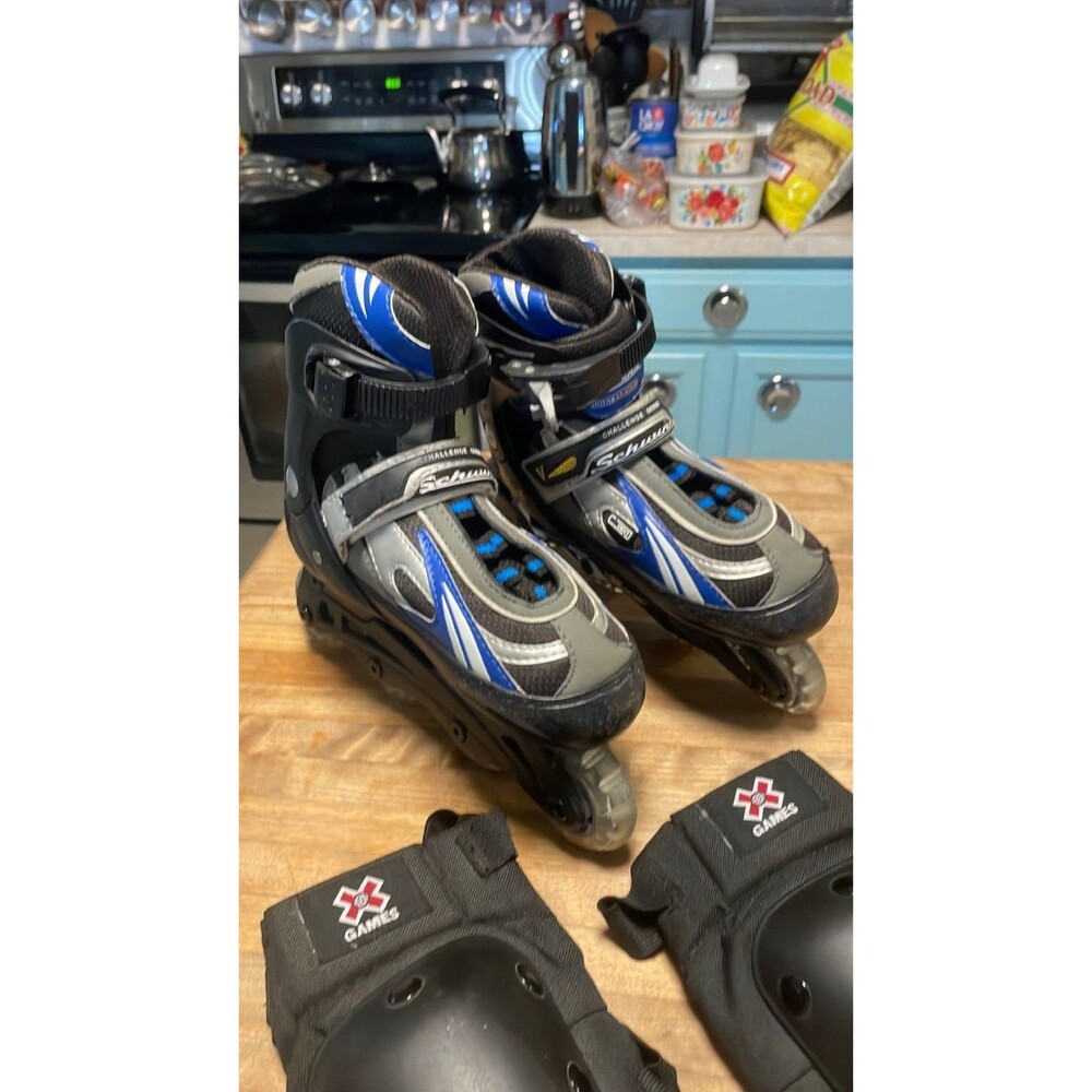 Schwinn adjustable size roller blades skates size youth 1-4 with knee pads